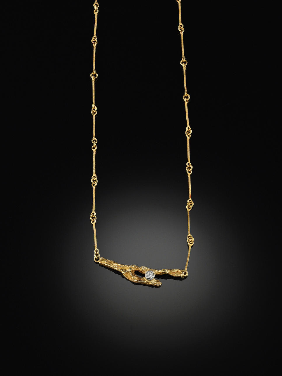 HÄNGSMYCKE, 18 kt matterat guld och platina med en liten briljant 0.02 ct.