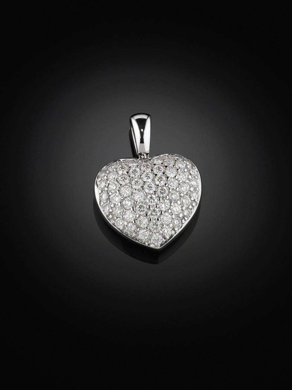 HÄNGE, 18 kt vitguld i form av ett hjärta med pavéinfattade briljanter 1 ct, enligt gravyr.