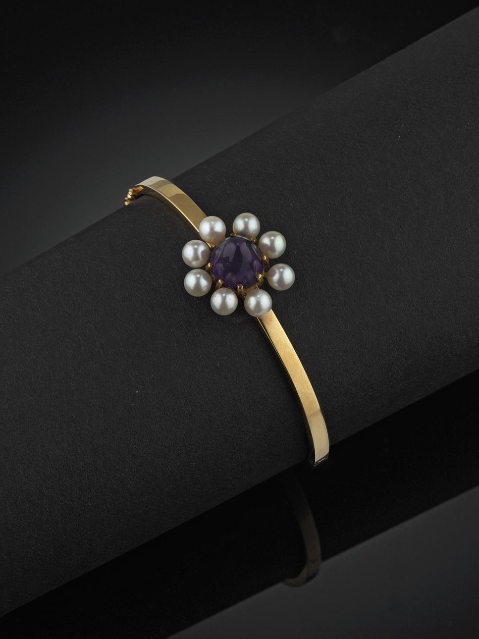 ARMRING, 18 kt guld med en cabochonslipad ametist och små 8 odlade pärlor.