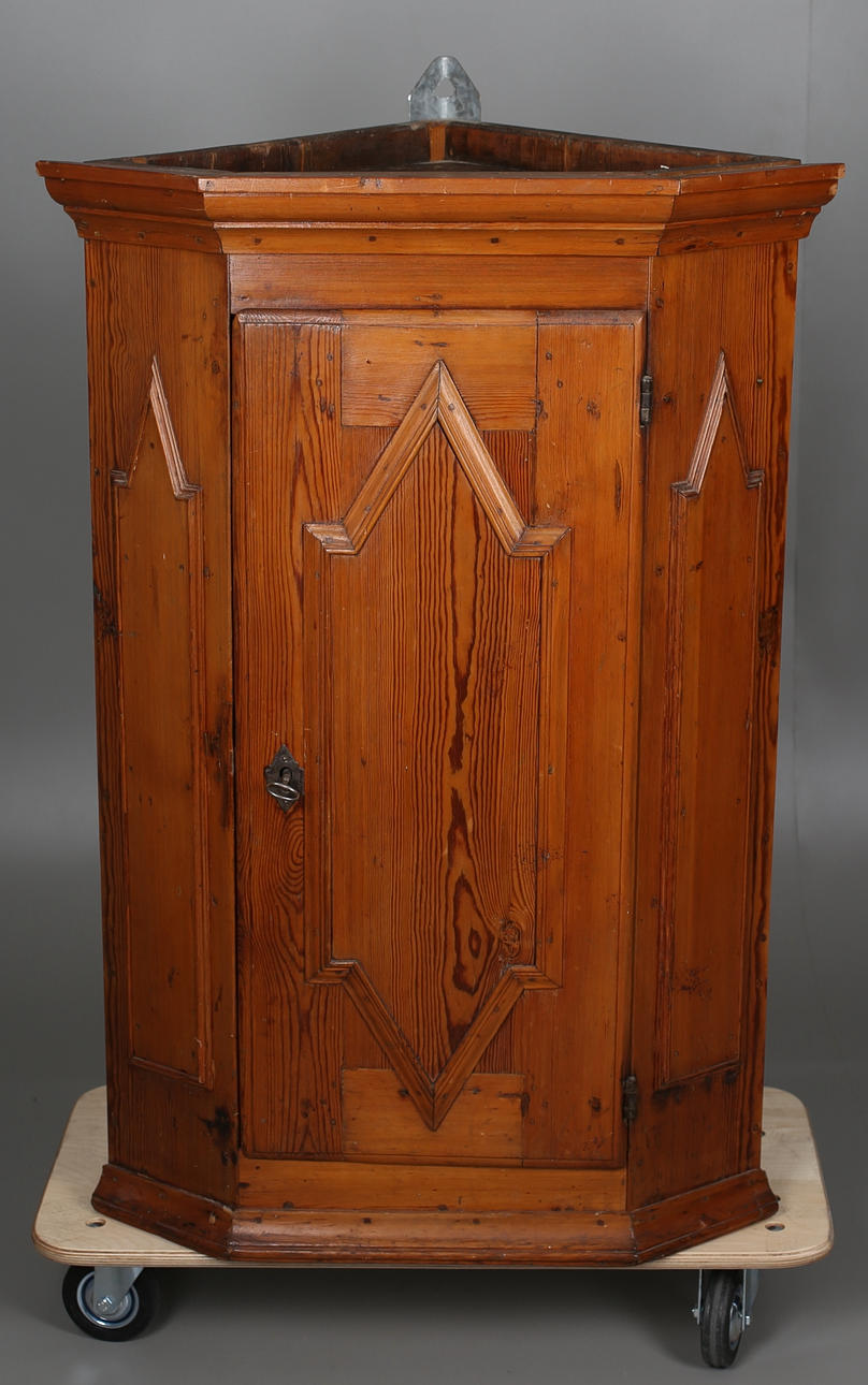 HÖRNSKÅP, lackad furu, 1800-talets skut.