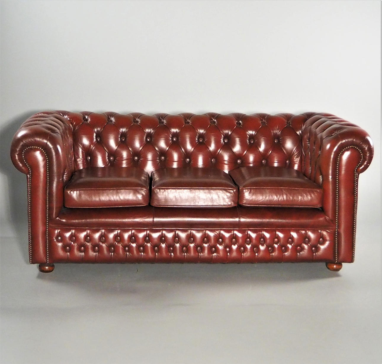 SOFA, leather, oxblood, model Chesterfield.