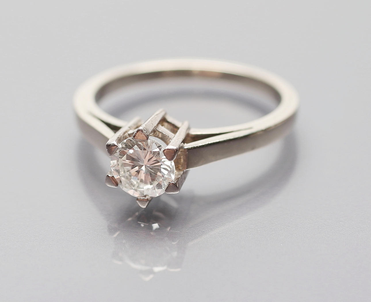 DIAMANT SOLITAIRE RING.