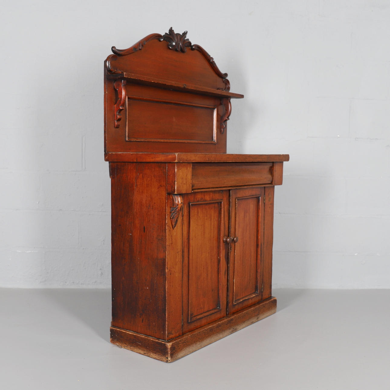 A VICTORIAN MAHOGANY CHIFFONIER.