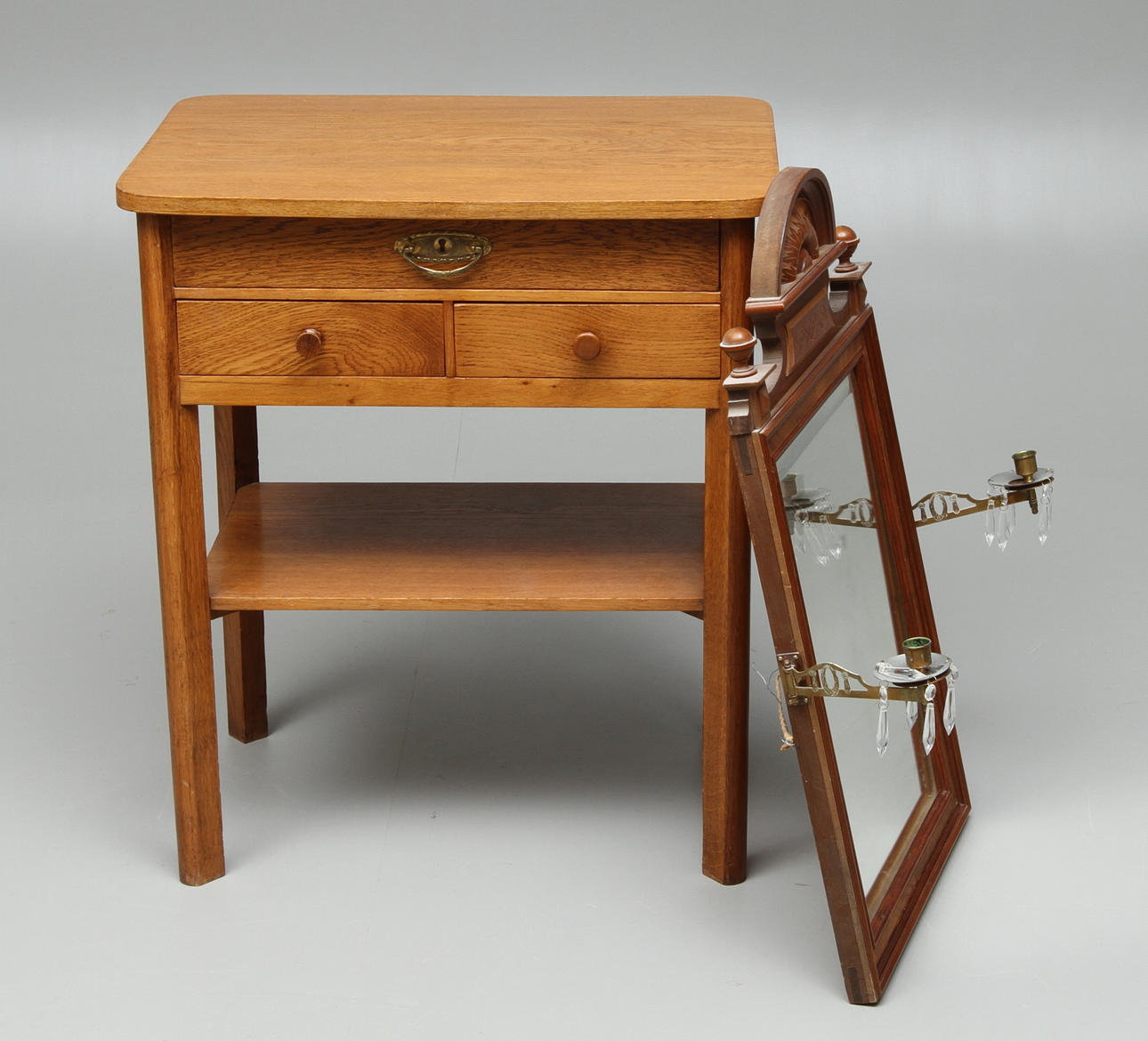 SYBORD, ek, SPEGELLAMPETT, med prismbehängda ljusarmar, 1900-tal.