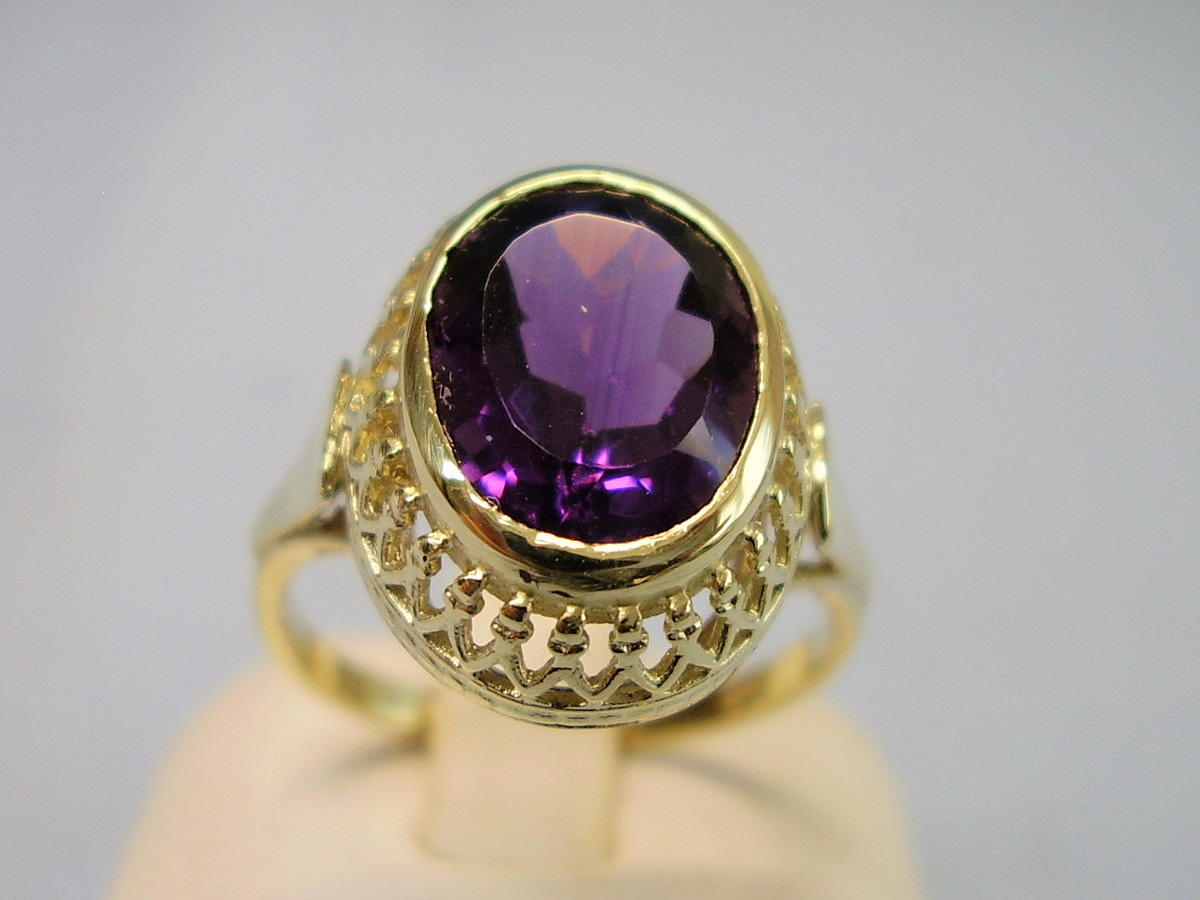 AMETHYST RING ANTIK GELBGOLD 14 KARAT.