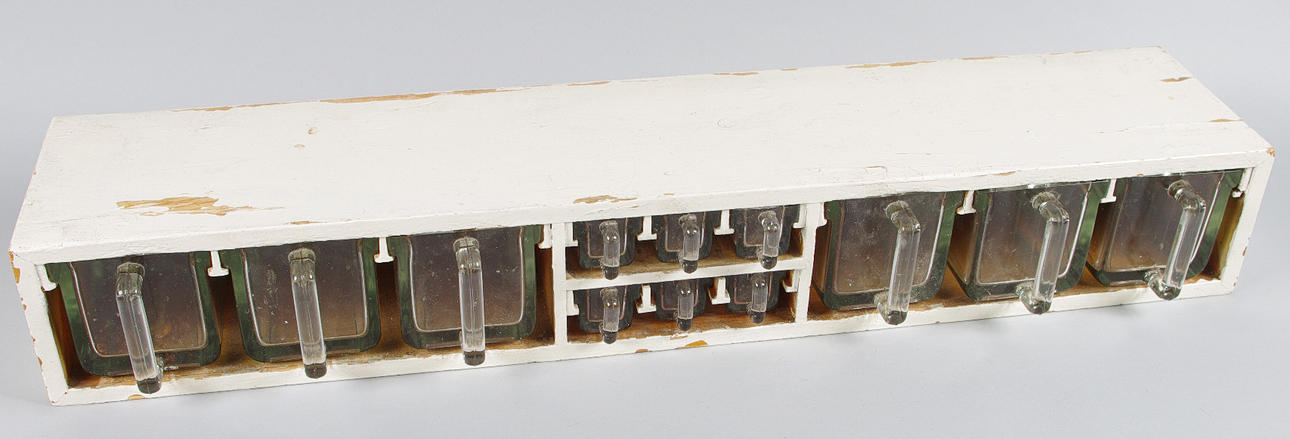 KRYDDHYLLA, vitmålat trä och glas, Orrefors.