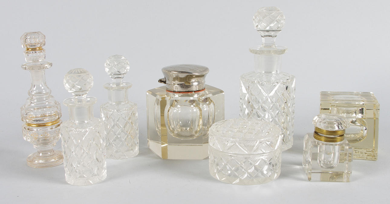 KARAFFER, BLÄCKHORN MM, glas/metall.