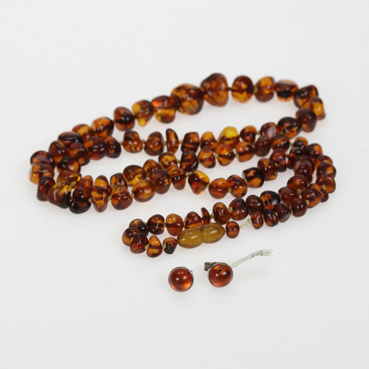 COLLAR y ARETES, ámbar pulido, plata.