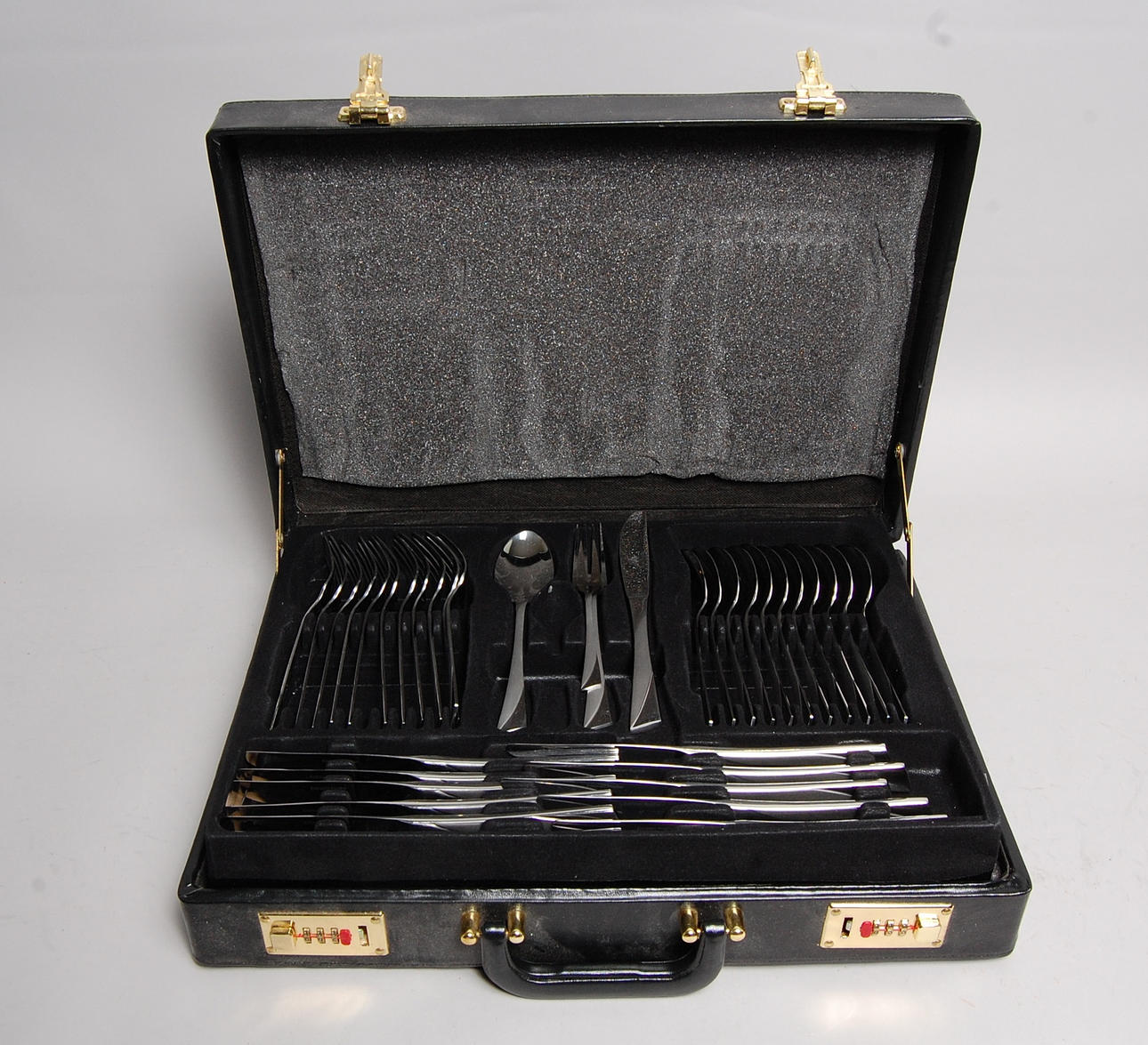 BESTICKSET, i väska, 68 delar.