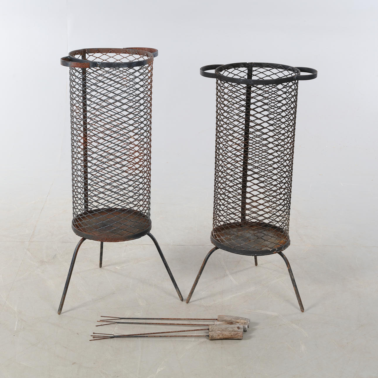 ELDKORGAR, ett par,samt grillspett,metall.