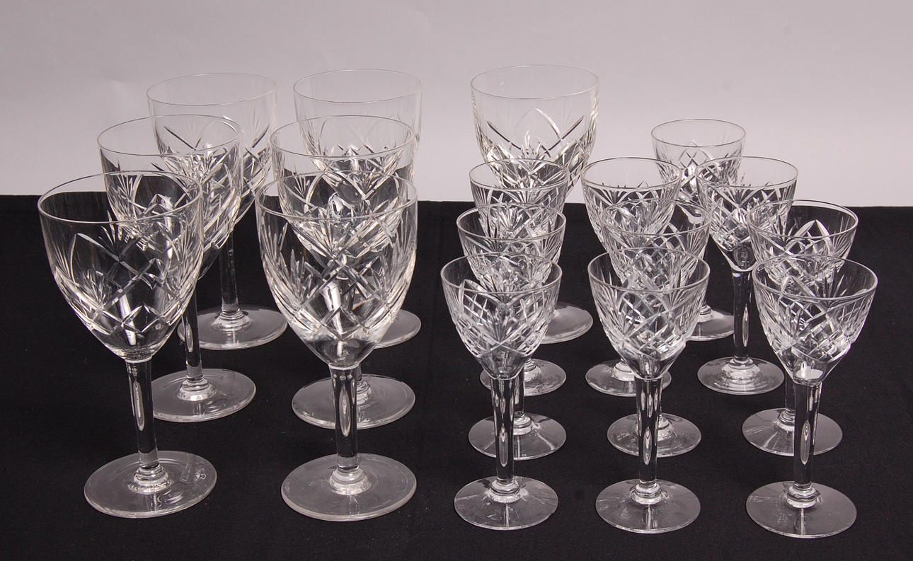 GLASSERVISDELAR, 17 delar, Kosta.