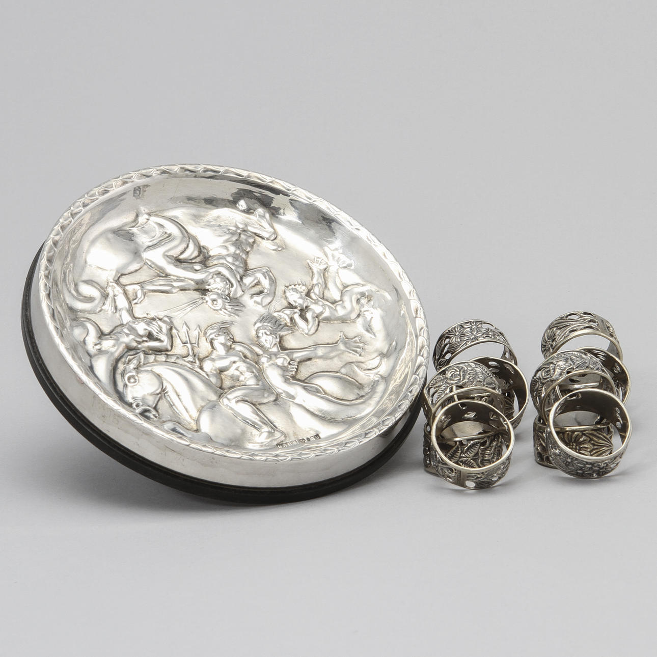 SERVETTRINGAR silver, samt ASKFAT silver och isolit, totalvikt 186g.