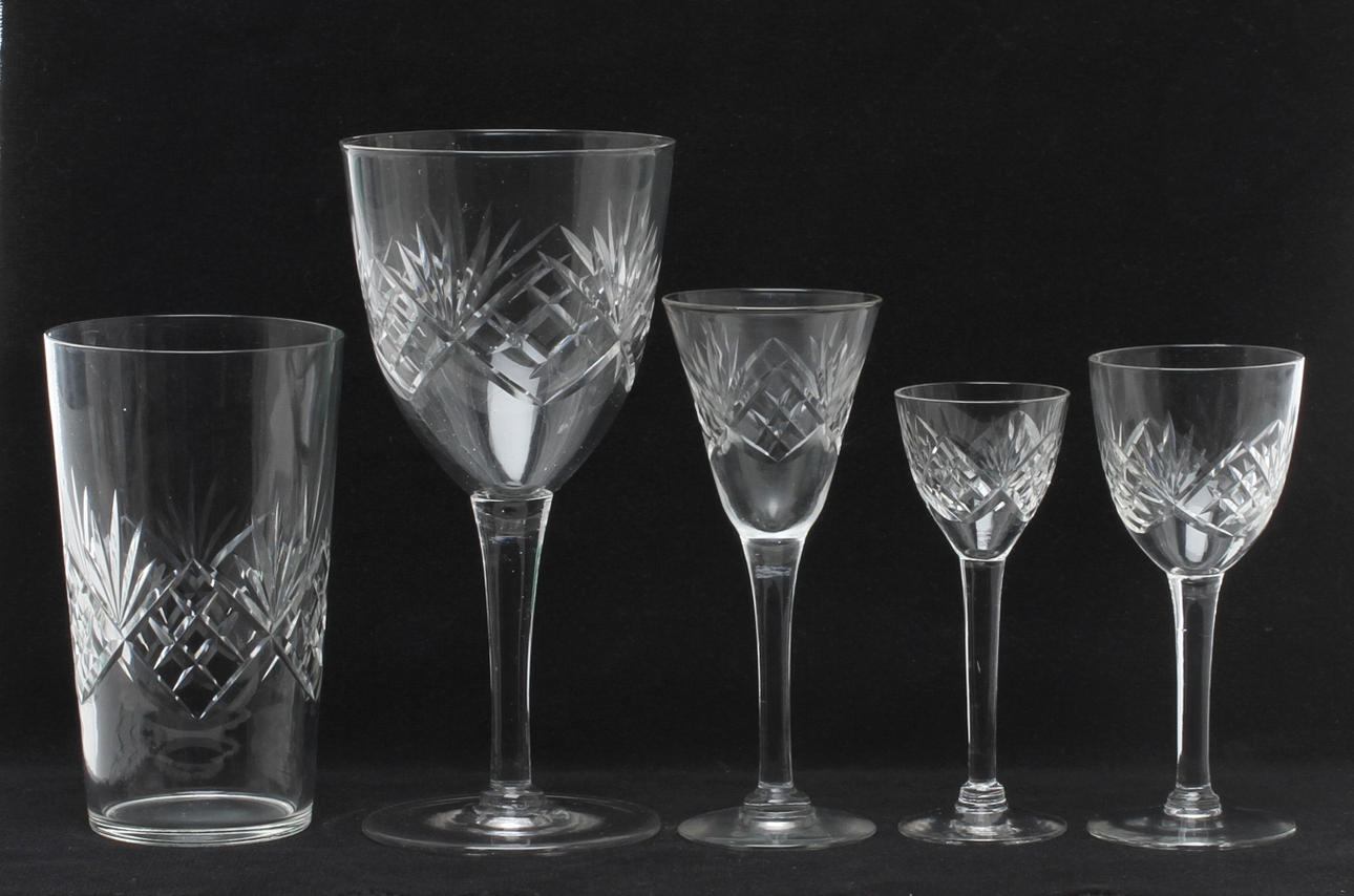 GLASSERVISDELAR, ca 43 delar, modell "Helga", 1900-tal.