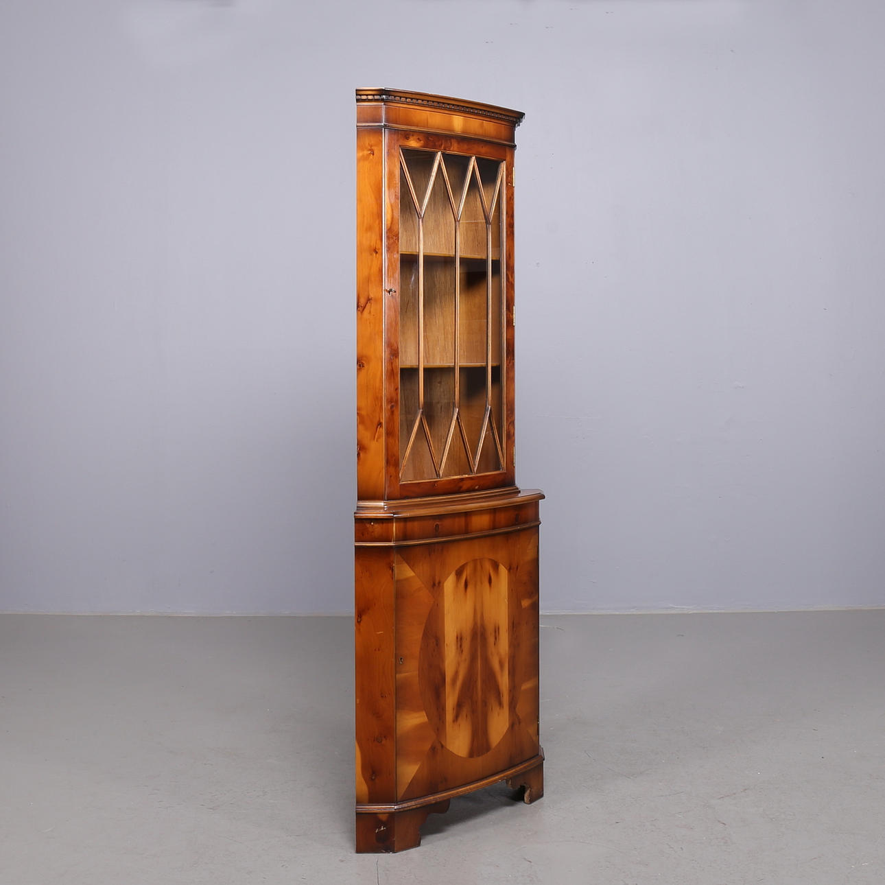 HJØRNESKAB, engelsk stil, moderne.