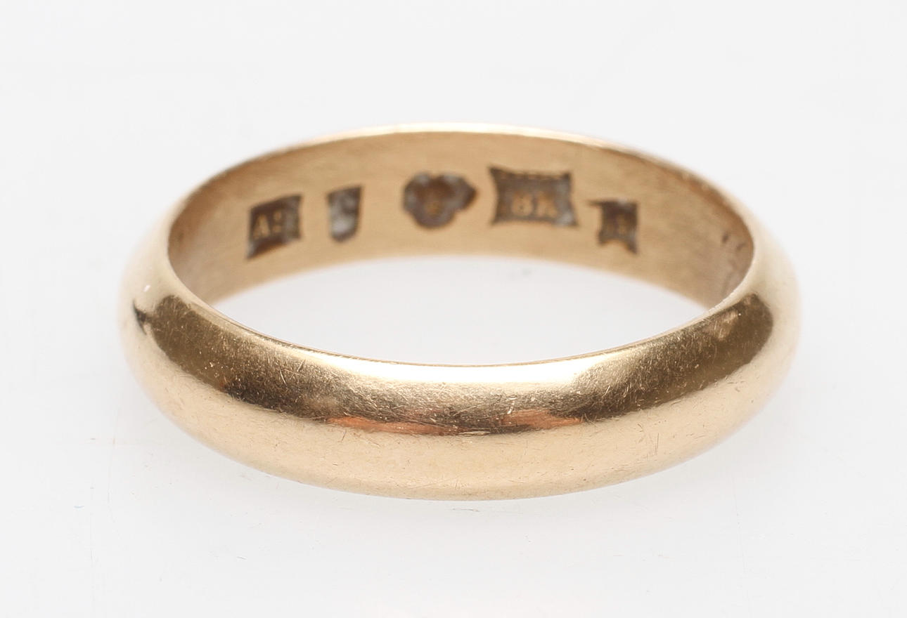 RING, 18k guld, vikt ca 7,3 gr.