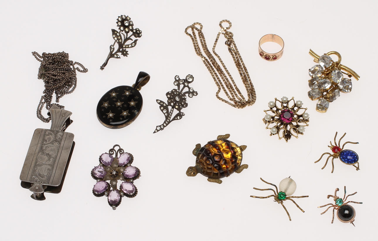 PARTI SMYCKEN M M, bland annat silver. Lornjett, broscher, hängen m m. 1900-tal.