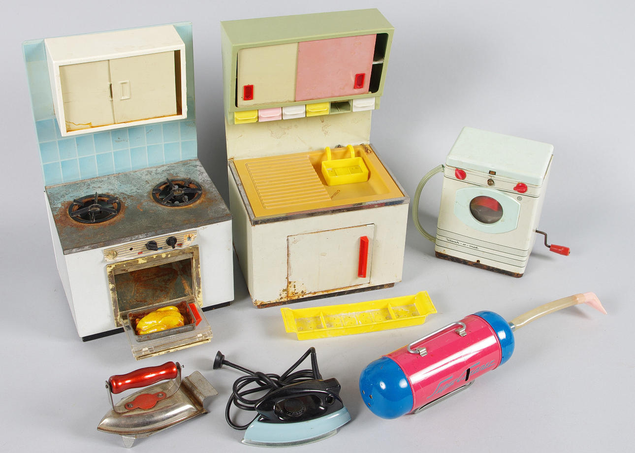 ÄLDRE PLÅTLEKSAKER MM.