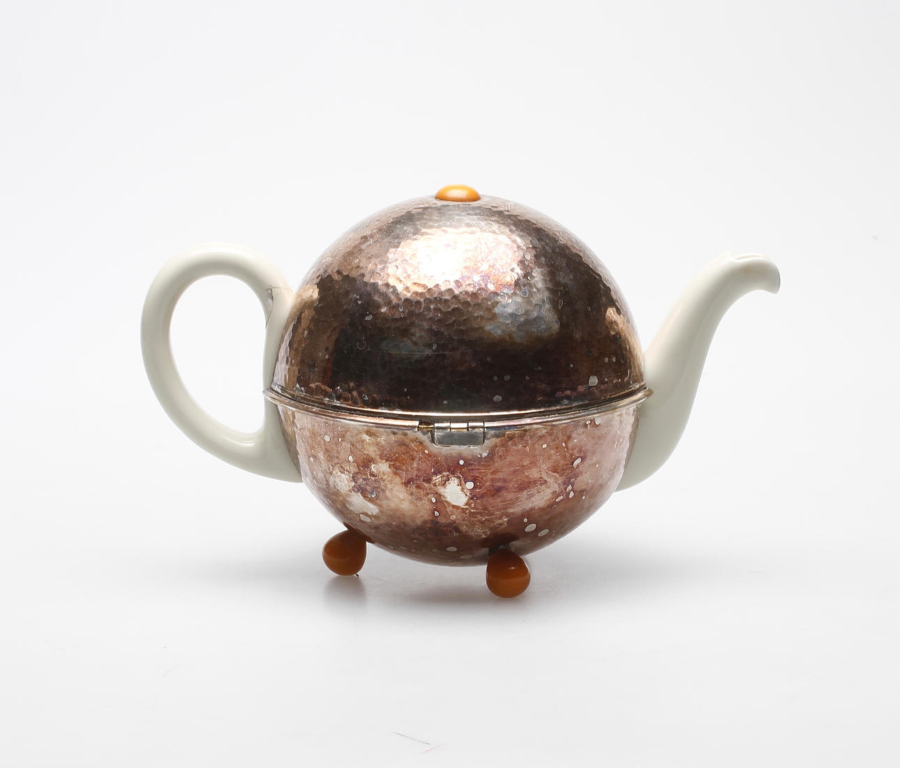 TEKANNA porslin med VÄRMEHÅLLARE, porslin samt hamrad vitmetall, WMF, art deco, 1930-tal.