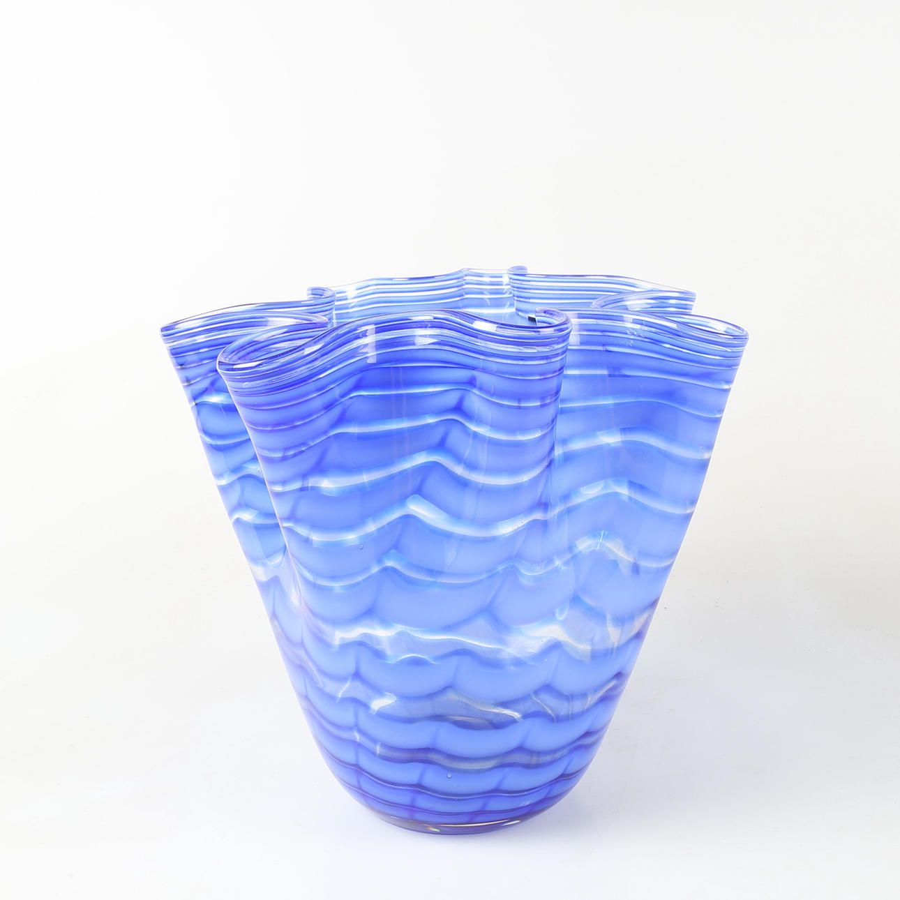 VAS, "Taschentuchvase", unsigniert.