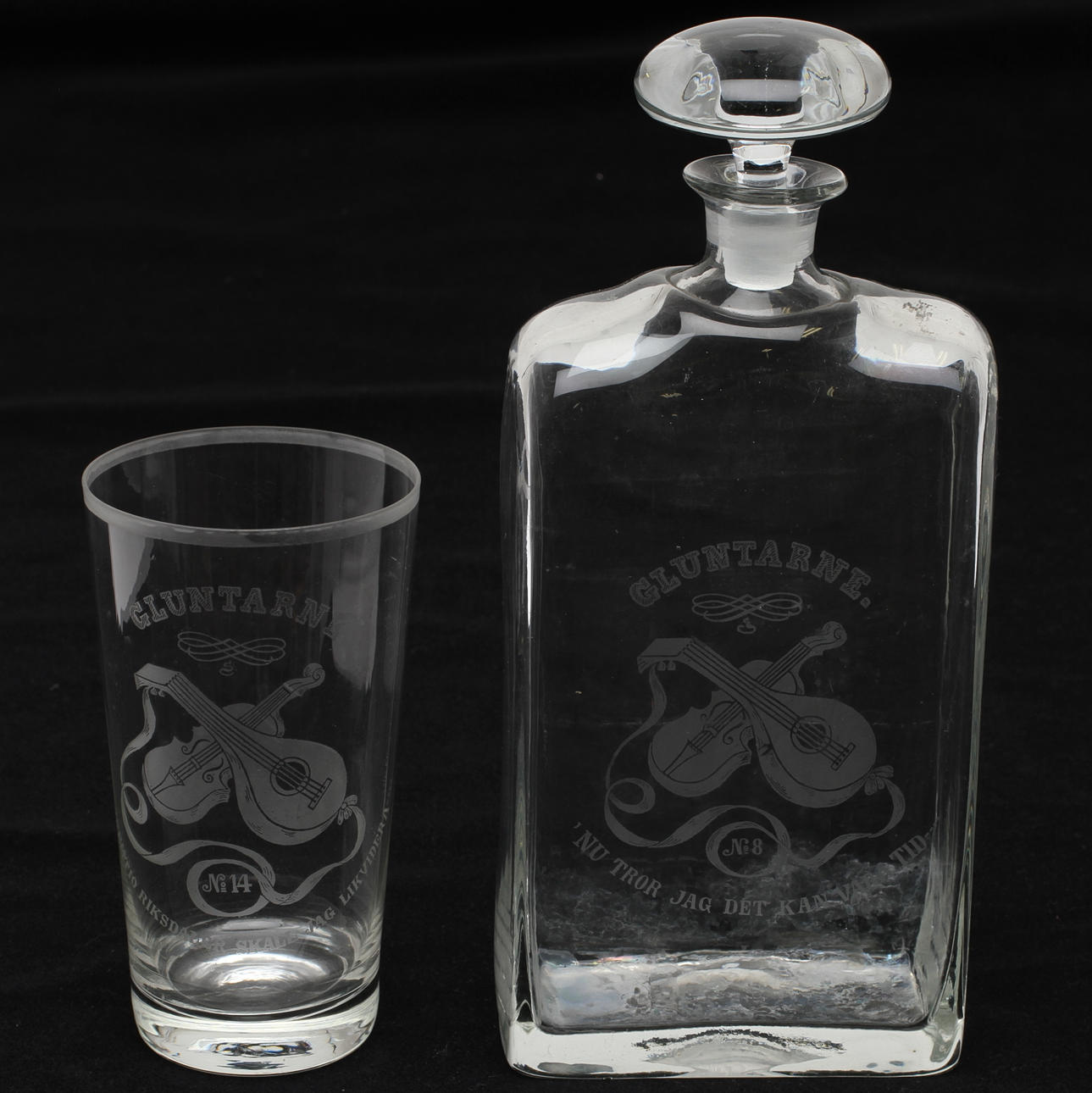 BRÄNNVINSFLASKA, GROGGLAS 6 st, "Gluntarne", glas, 1900-tal.