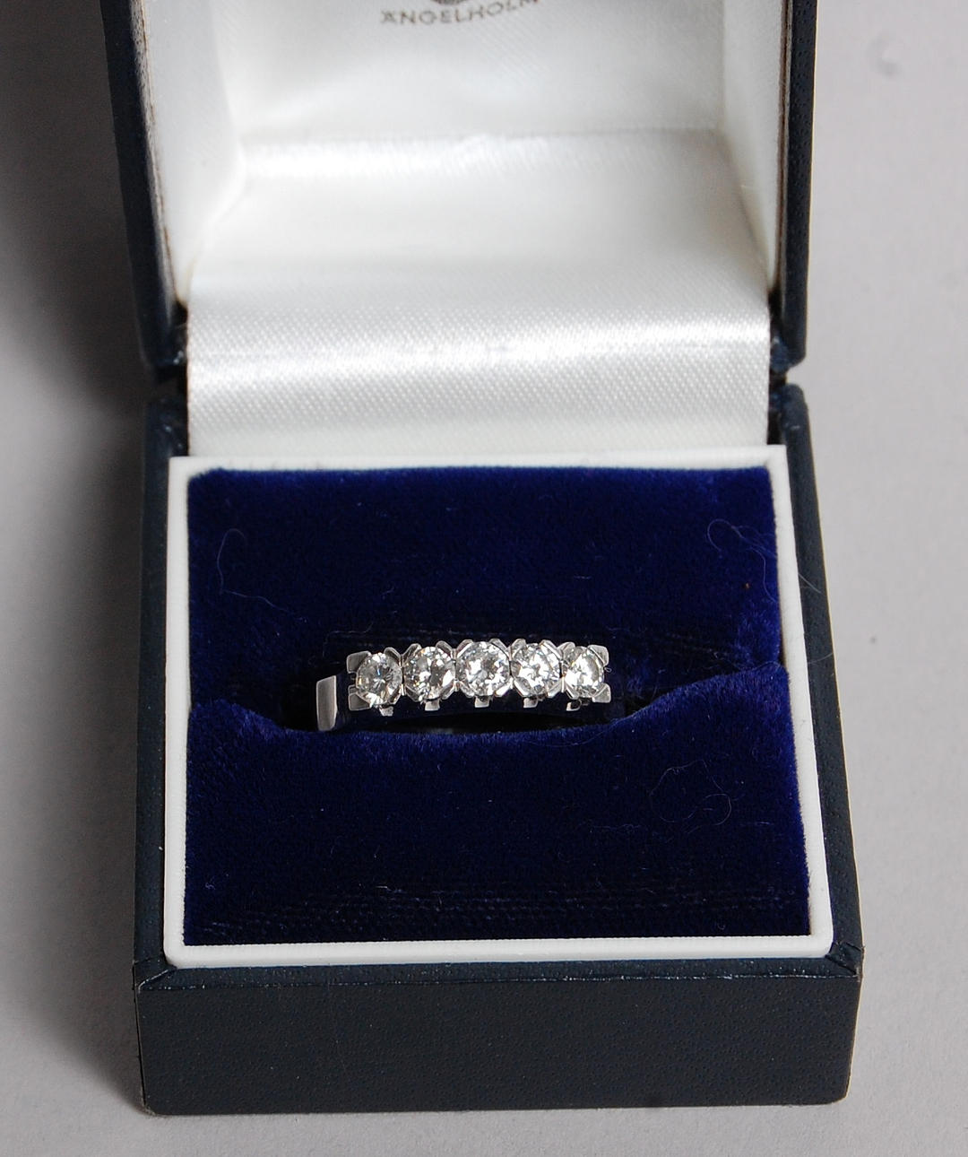 RING, allians, 18 K, vitguld, med 5 st, briljanter, ca 0,65 ct.