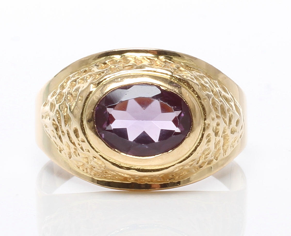 RING, 18k guld med lila sten, Ceson Göteborg 1975.