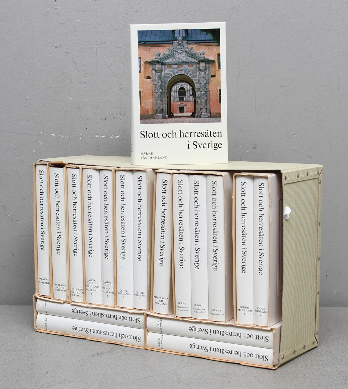 BÖCKER, 18 volymer, "Slott och herresäten i Sverige", Allhems förlag, Malmö.