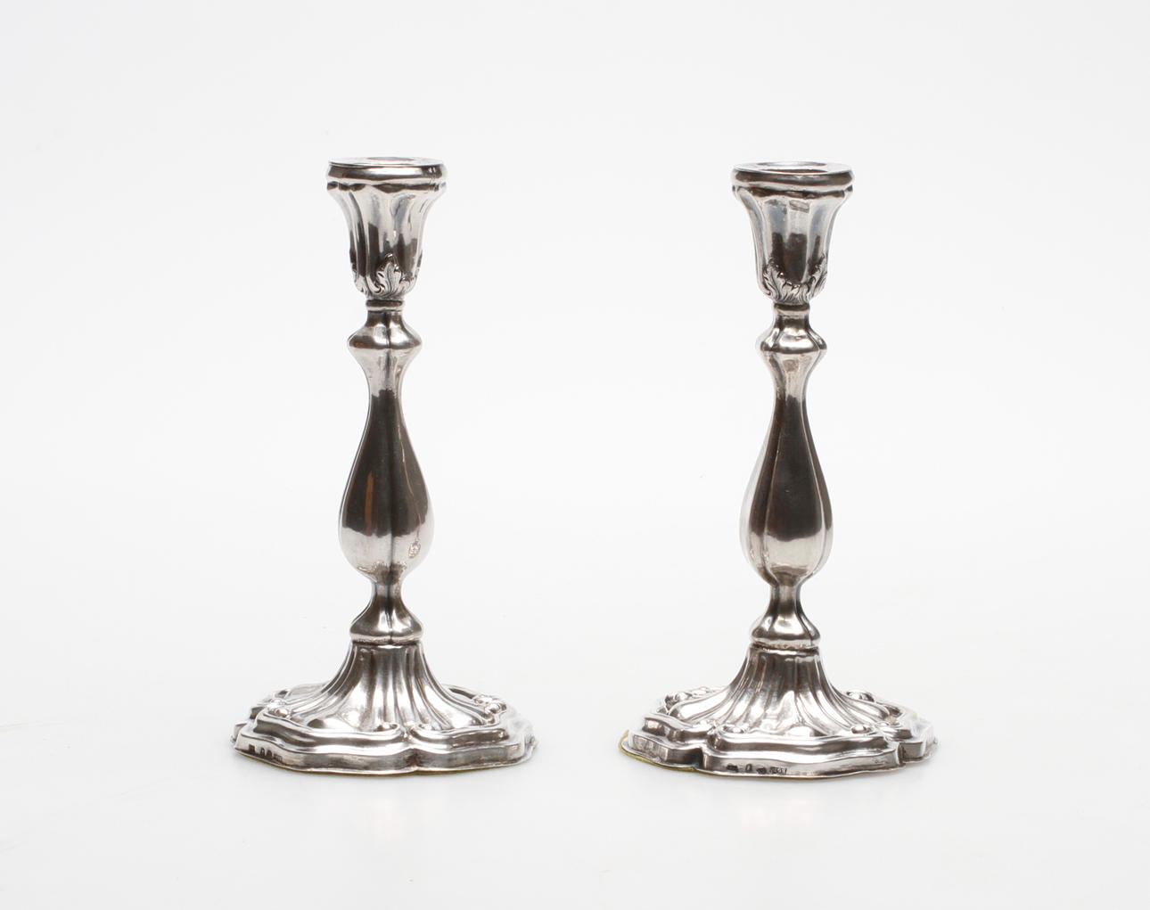 LJUSSTAKAR, ett par, silver, senempire/nyrokoko, Ernst Gustaf Markström, Uppsala 1850.