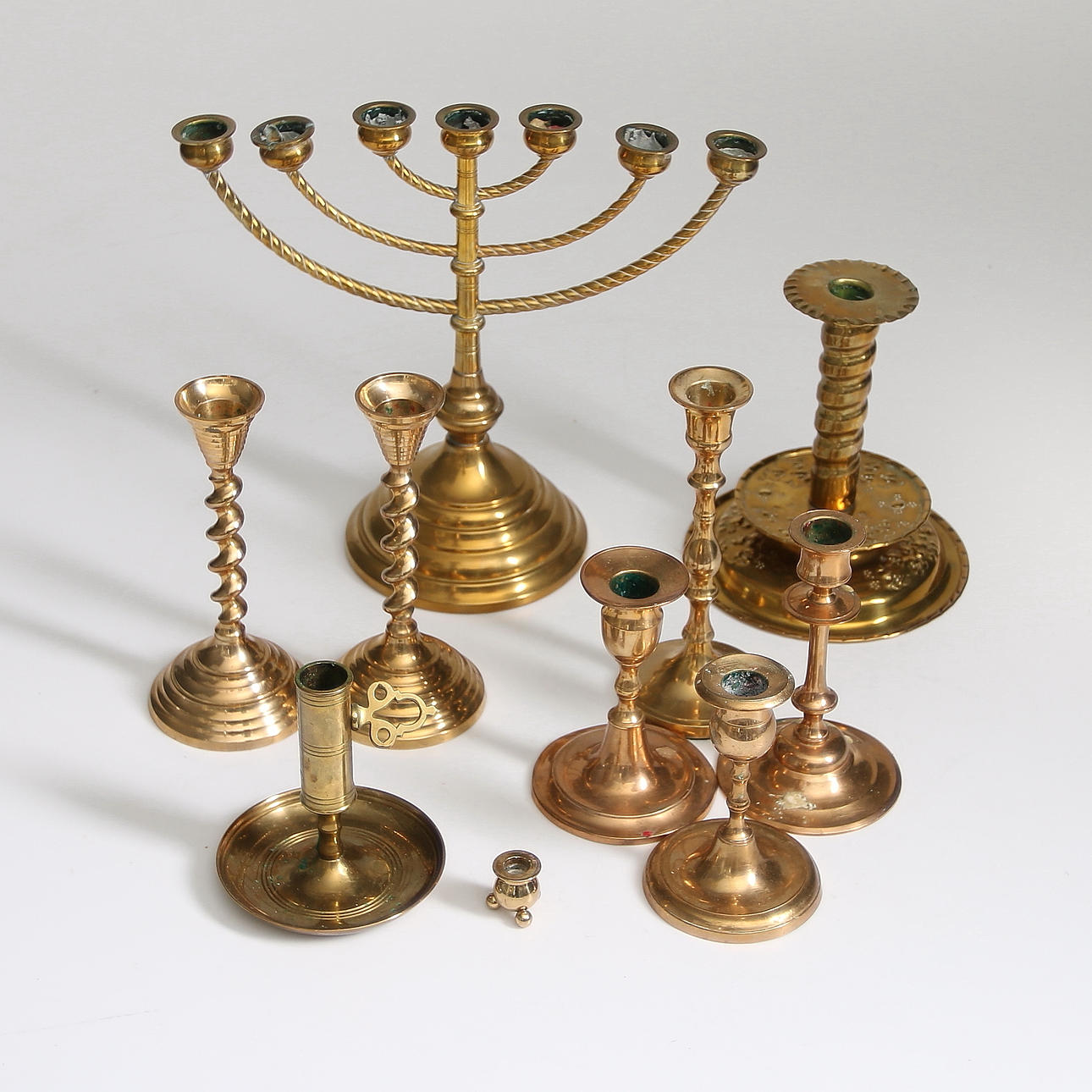 LJUSSTAKAR, 10 delar, mässing och malm, 1900-tal.