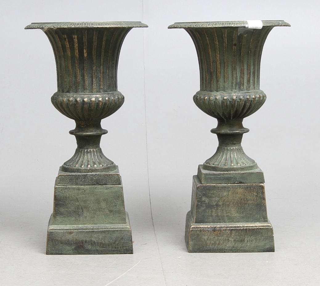 TRÄDGÅRDSURNOR, ett par, gjutjärn, 2000-tal.