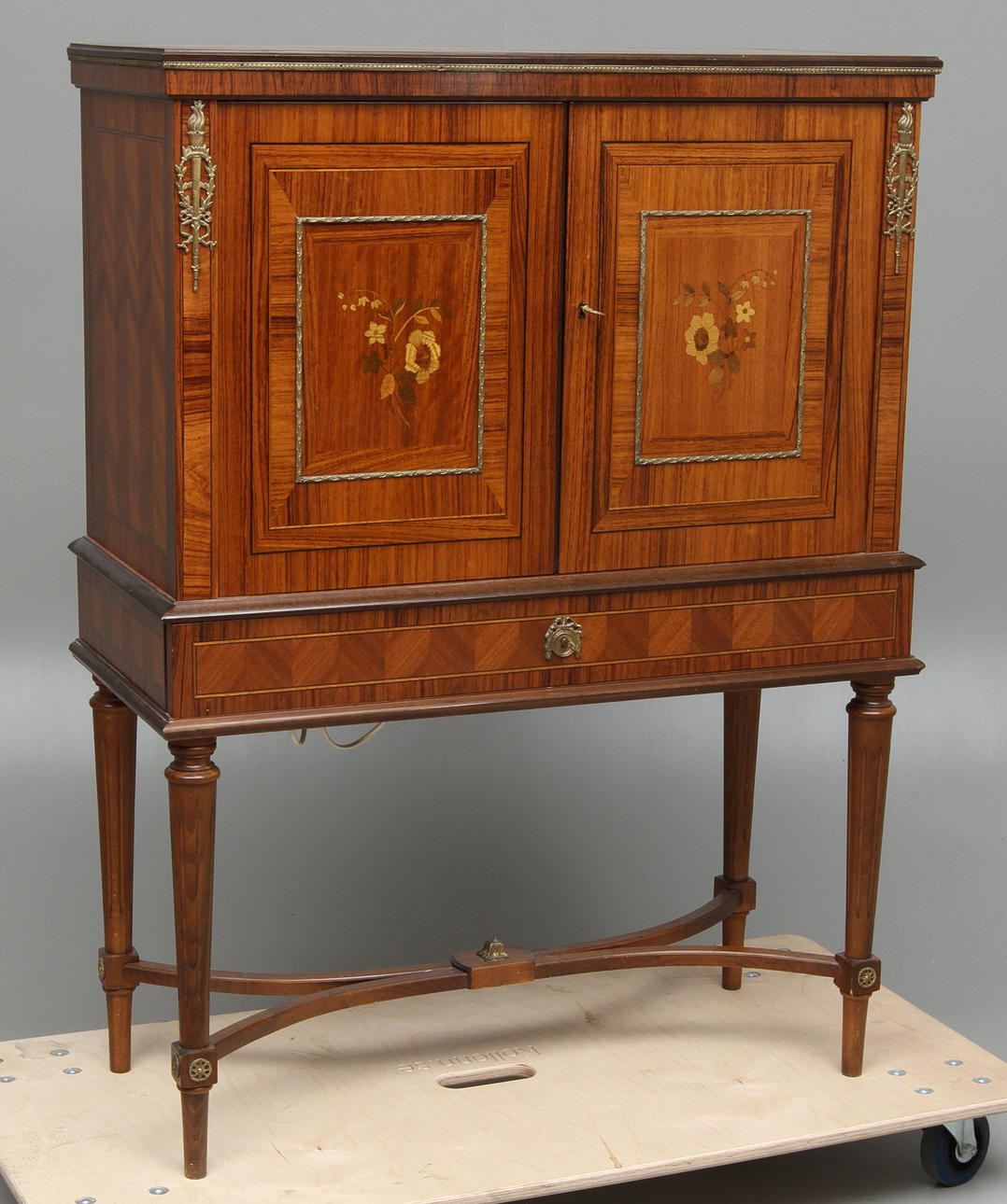 BARSKÅP, gustaviansk stil, 1900-tal.