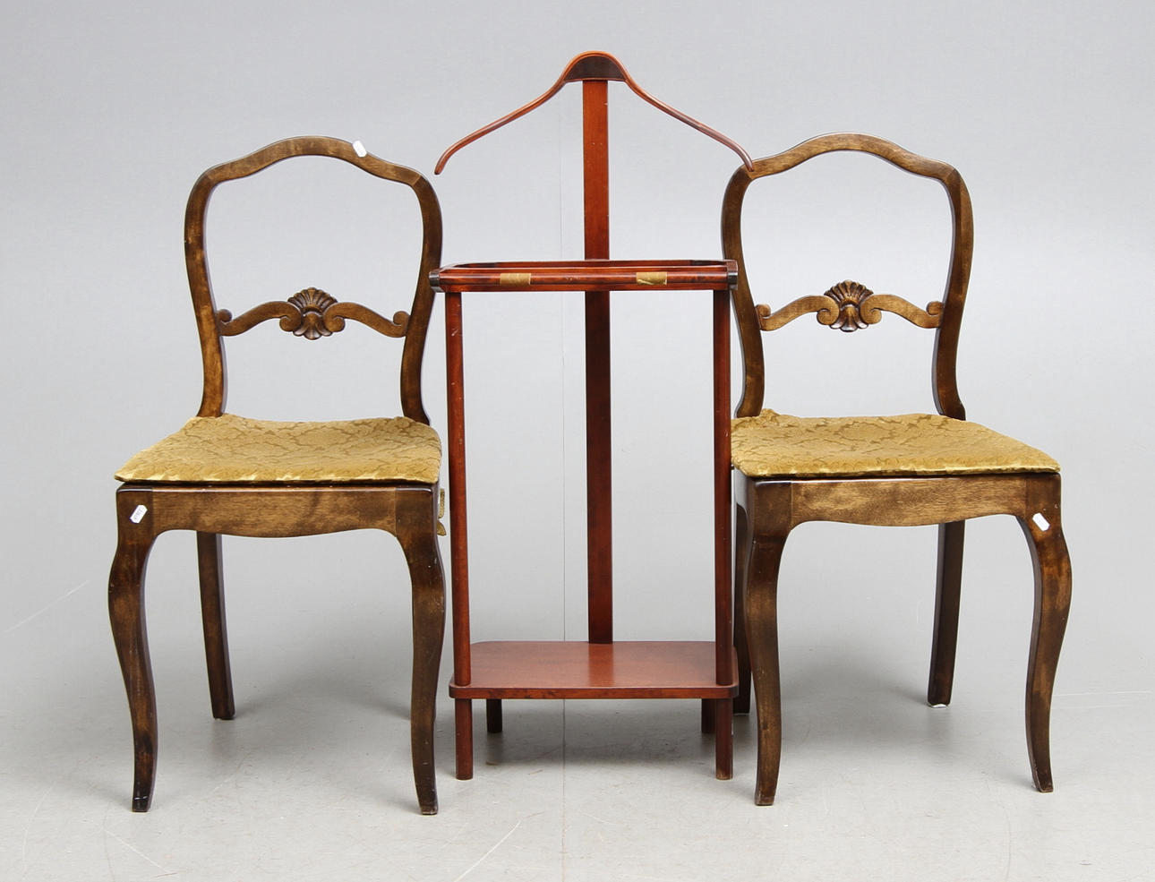 STOLAR, ett par, rokokostil samt HERRBETJÄNT, 1900-tal.