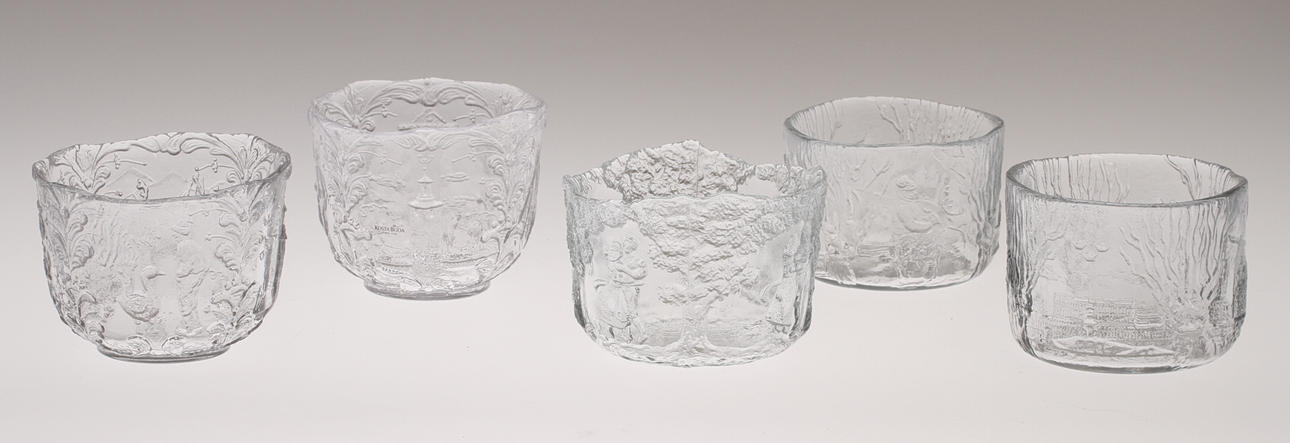 PARTI GLAS, 17 delar, skålar och fat. Bl a, "Sverigeskålen" Kjell Engman, Kosta boda och "Fasett" Orrefors. 1900-tal.