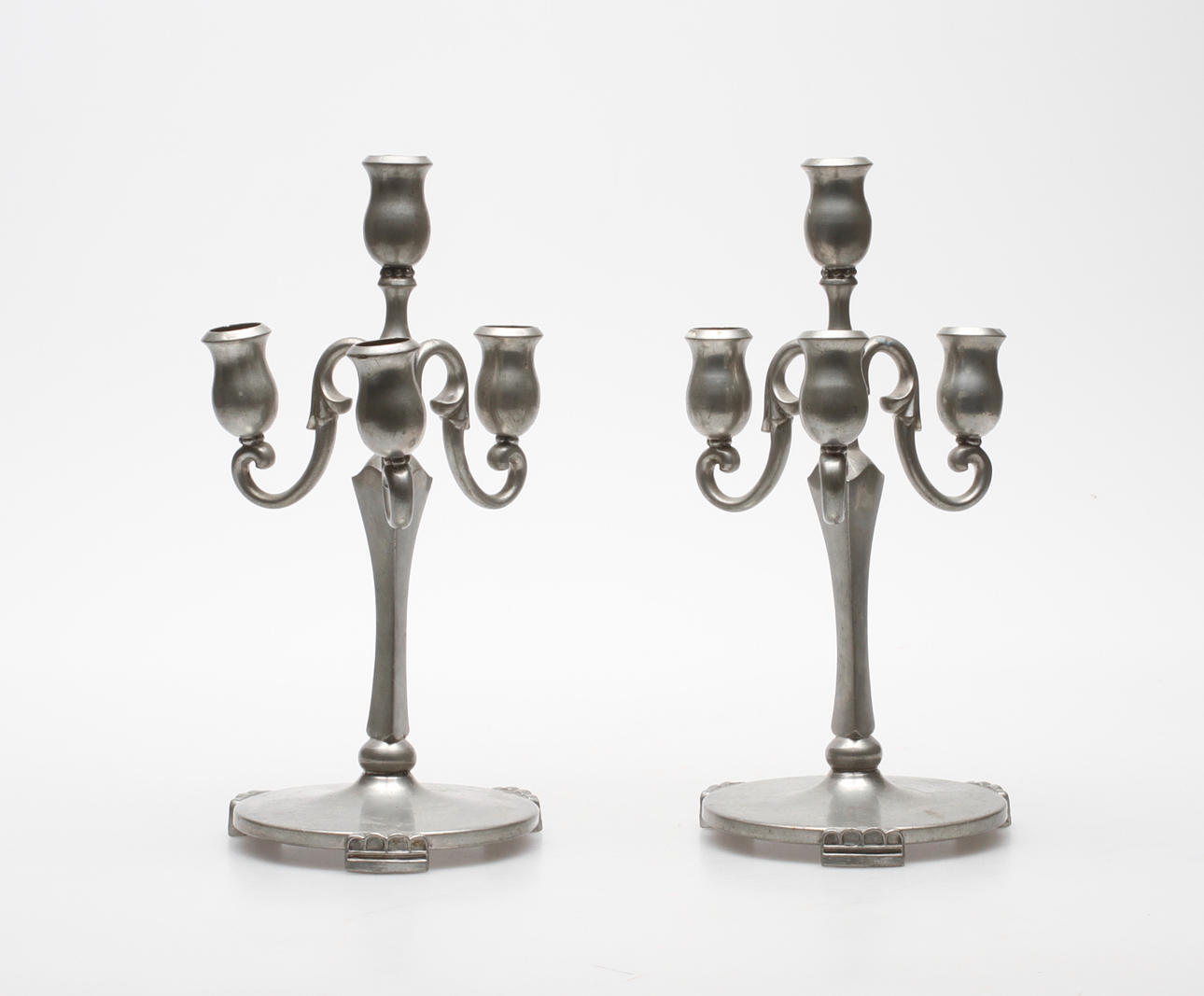 KANDELABRAR, ett par, tenn, Knut Eriksson & Co, 1932.