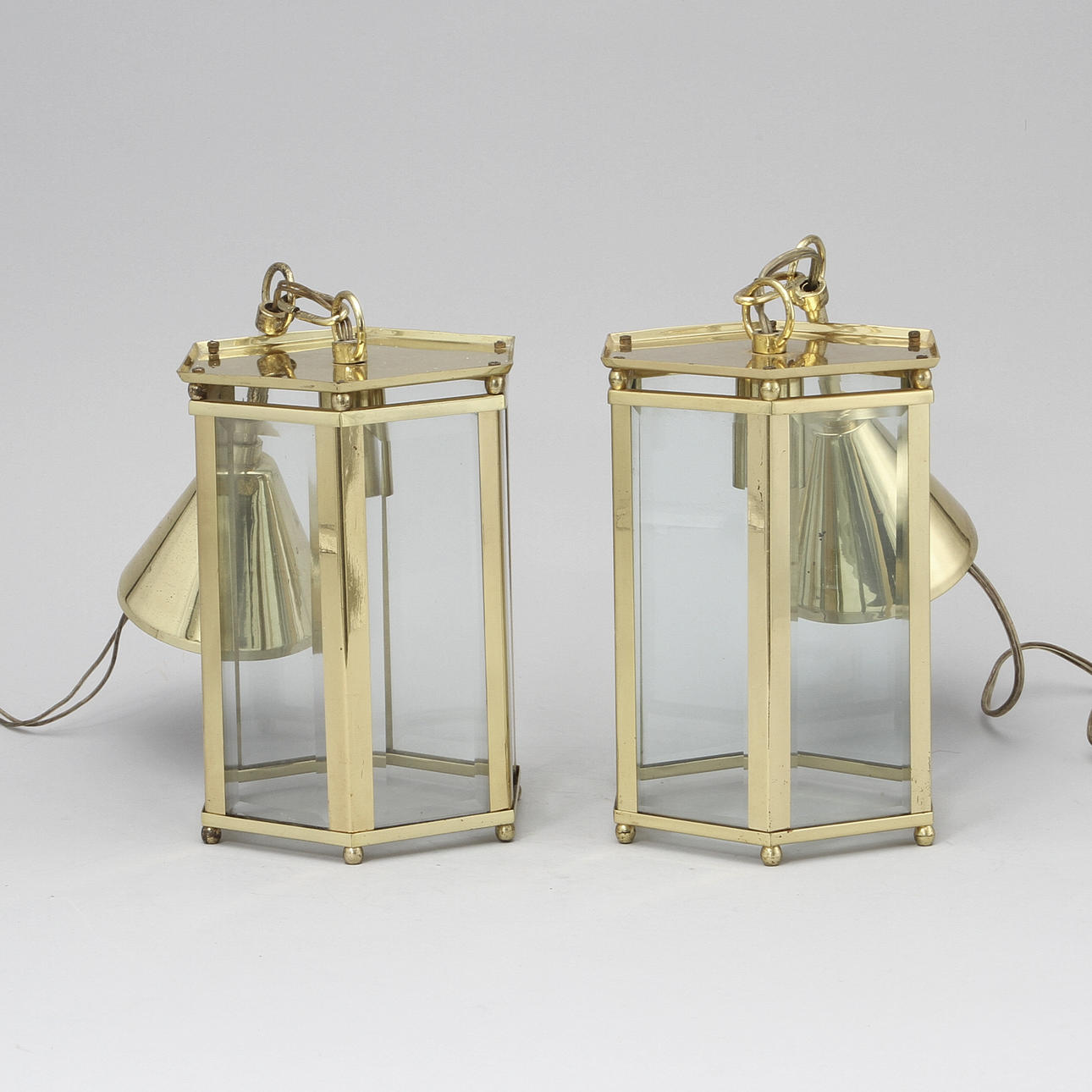 HÄNGLYKTOR, ett par, mässing, NK, 1900-talets andra hälft.