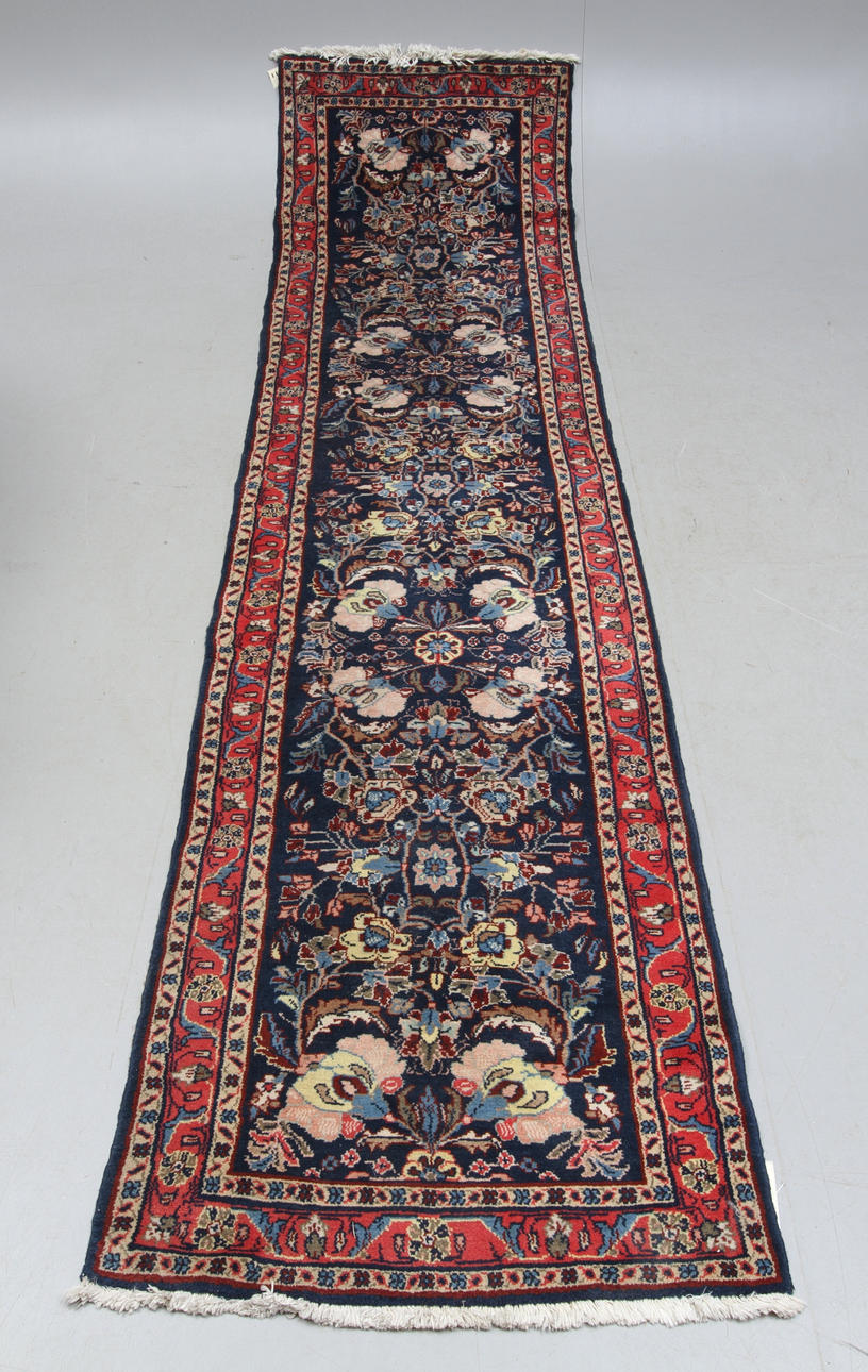 GALLERIMATTA, orientalisk ca 304 x 80 cm.