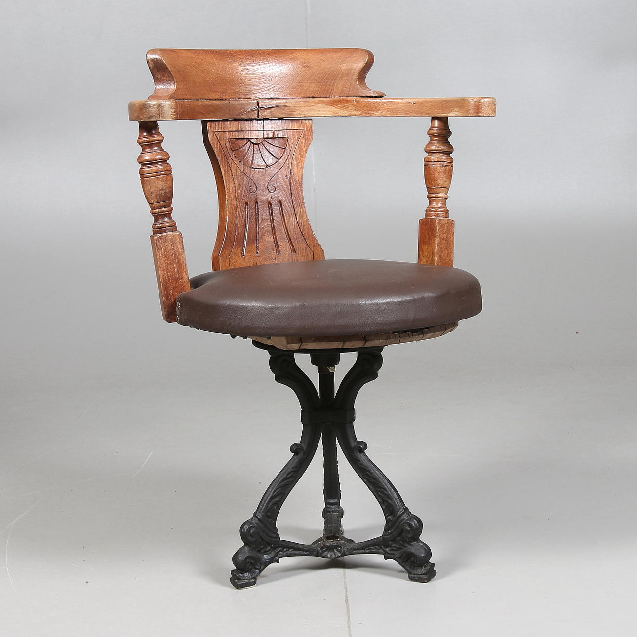 BÅTSTOL, trä, 1900-talets början.