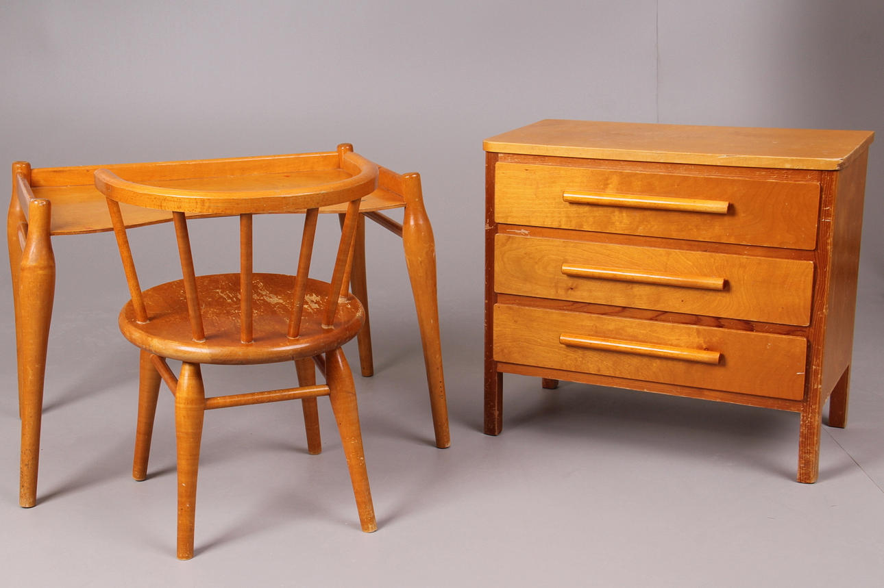 BARNMÖBLER, 3 delar, skrivbord med stol och byrå.