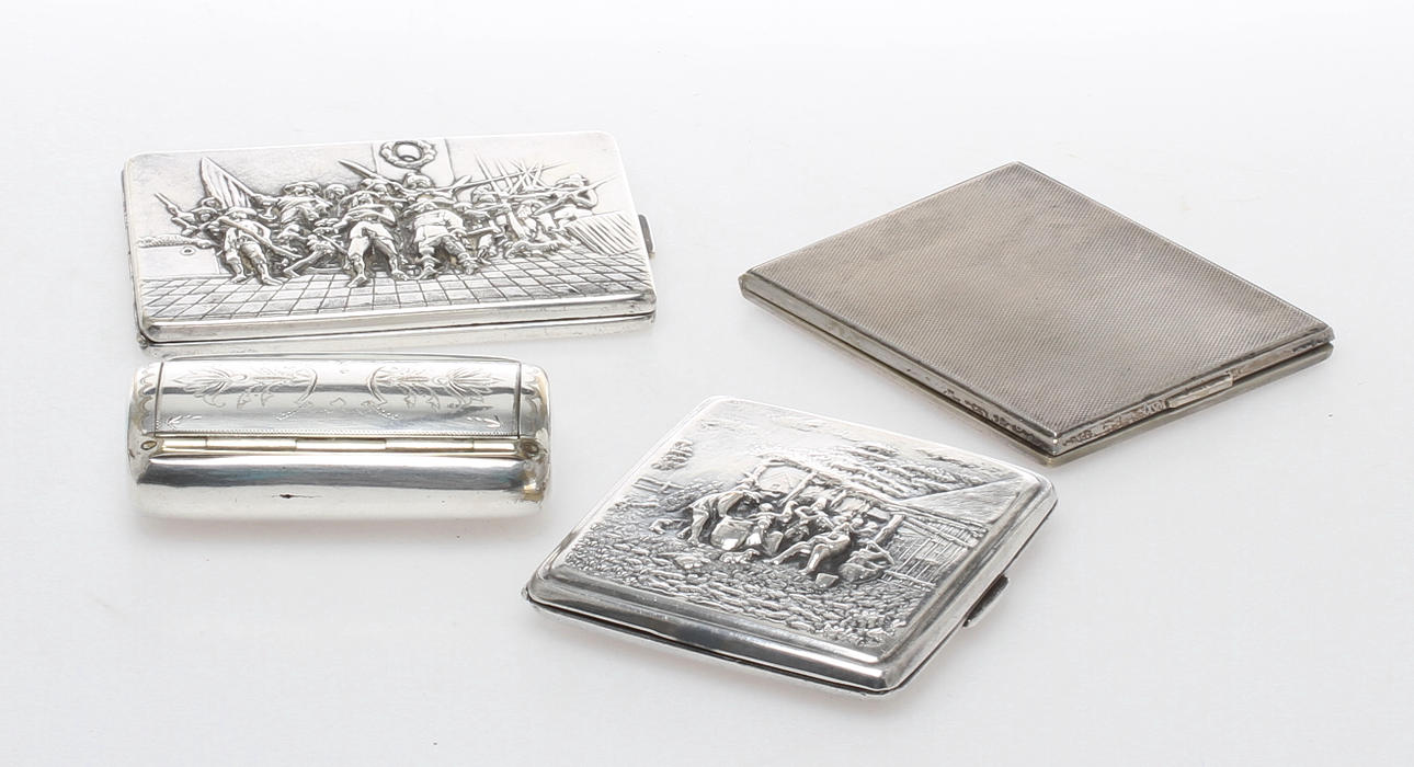 CIGARETTETUIER 3 st samt DOSA nysilver, 1900-tal.