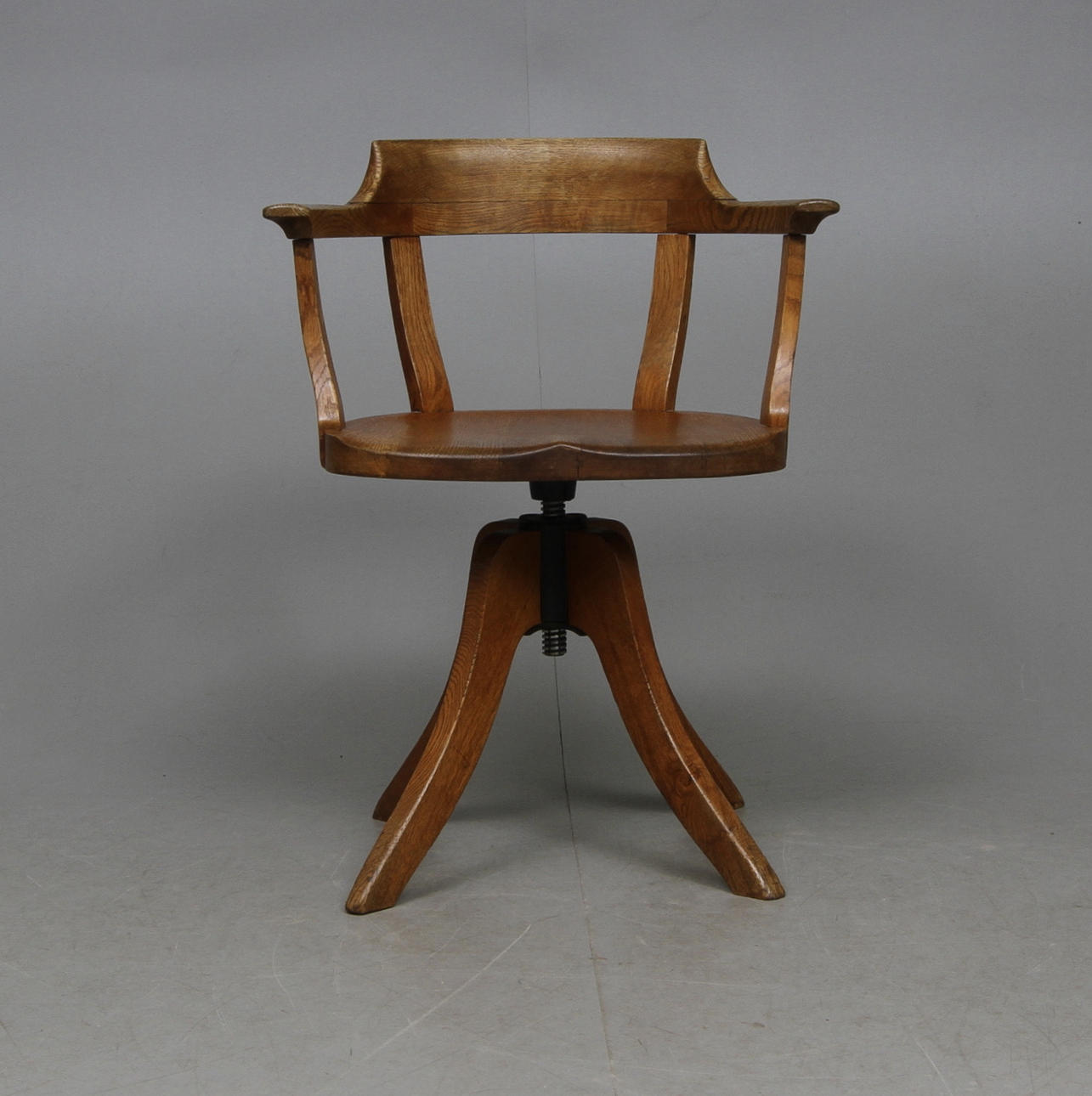 SKRIVBORDSSTOL, 1900-talets första kvartal.