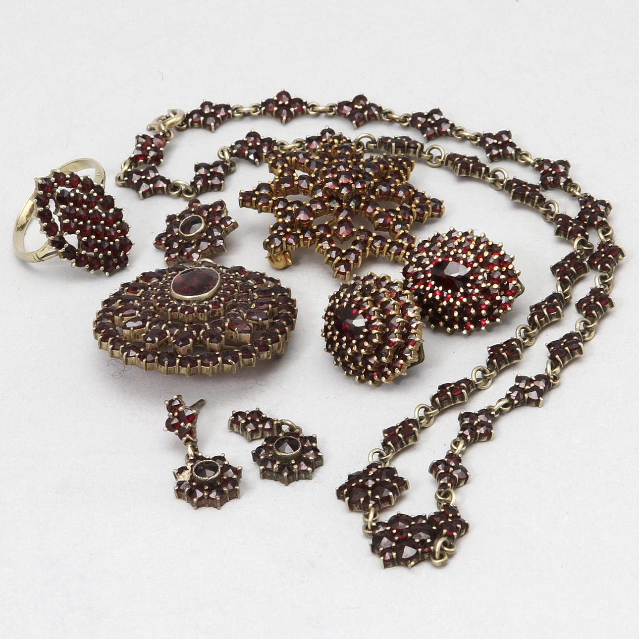 GRANATSMYCKEN, 8 delar.