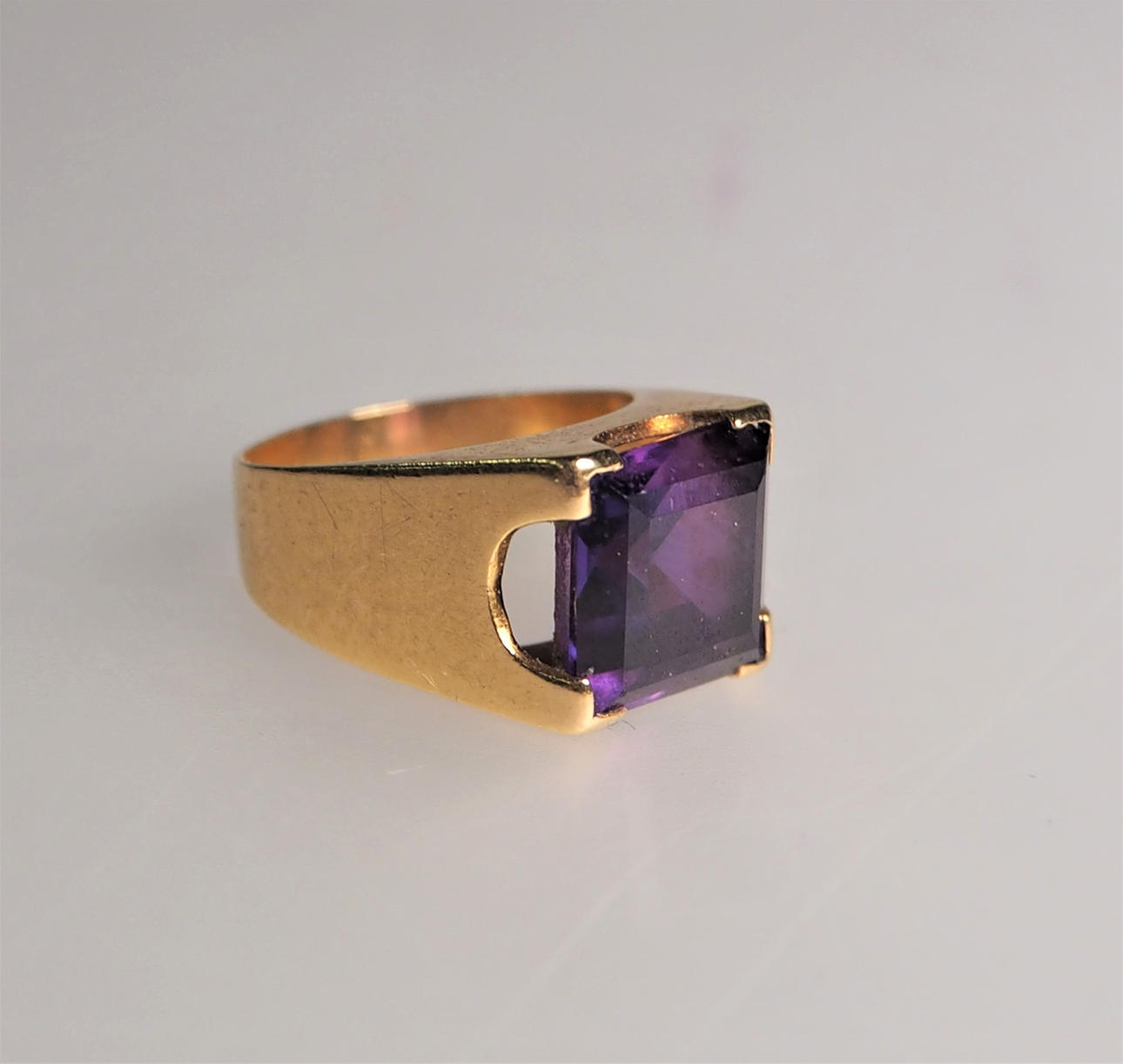 RING MED LILA STEN. 18 K.