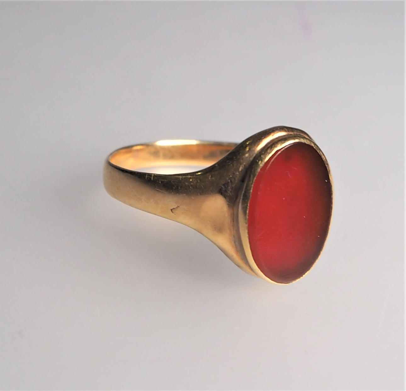 ANILLO CON PIEDRA ROJO-MARRÓN, 18K.