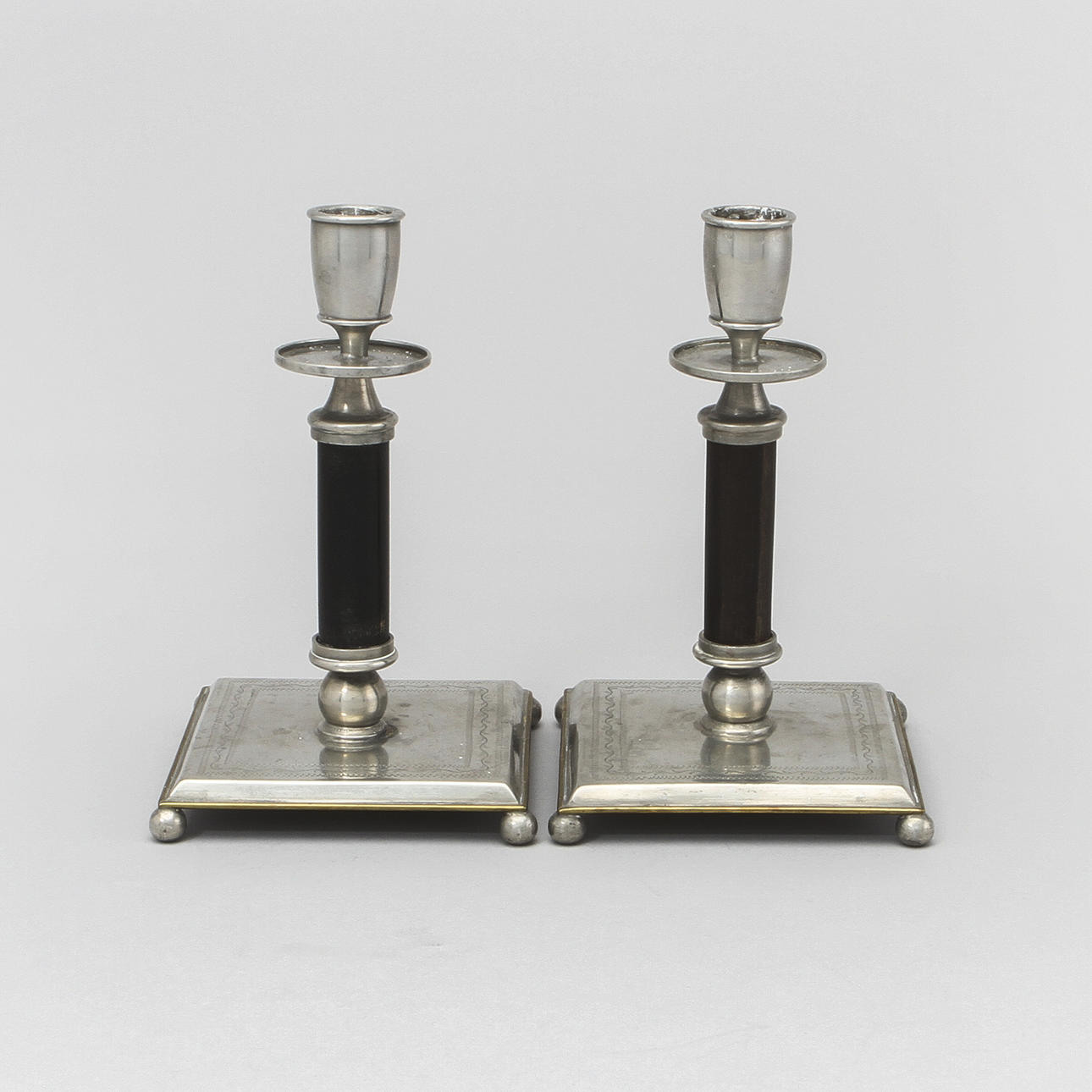 LJUSSTAKAR, ett par, tenn och svärtat trä. Firma Svenskt Tenn, Stockholm 1944.