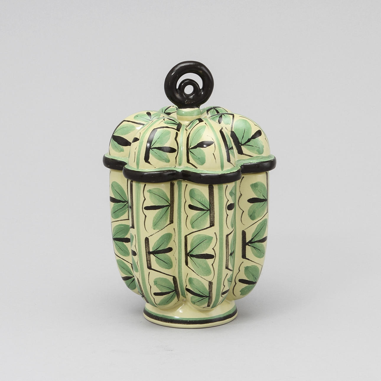 ASK MED LOCK, flintgods. Arthur Percy för Gefle Porslinsfabrik 1900-talets andra kvartal.