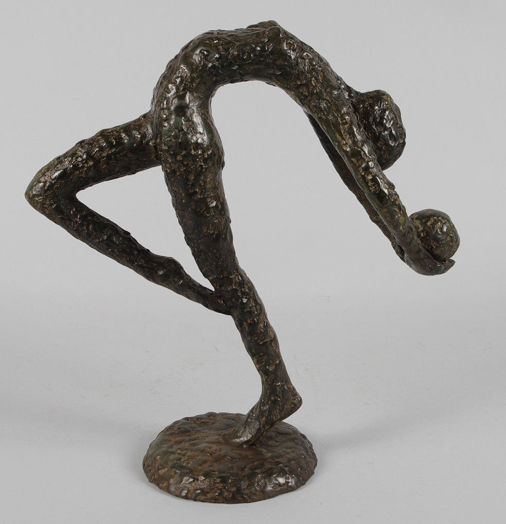 BRONSSKULPTUR, kvinna med boll, modern design.