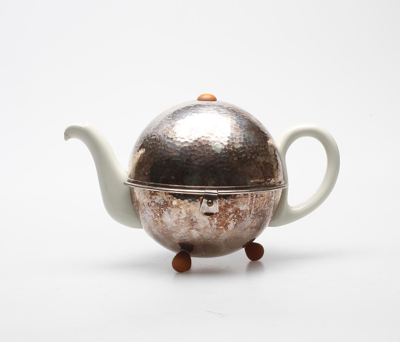 TEKANNA porslin med VÄRMEHÅLLARE, porslin samt hamrad vitmetall, WMF, art deco, 1930-tal.