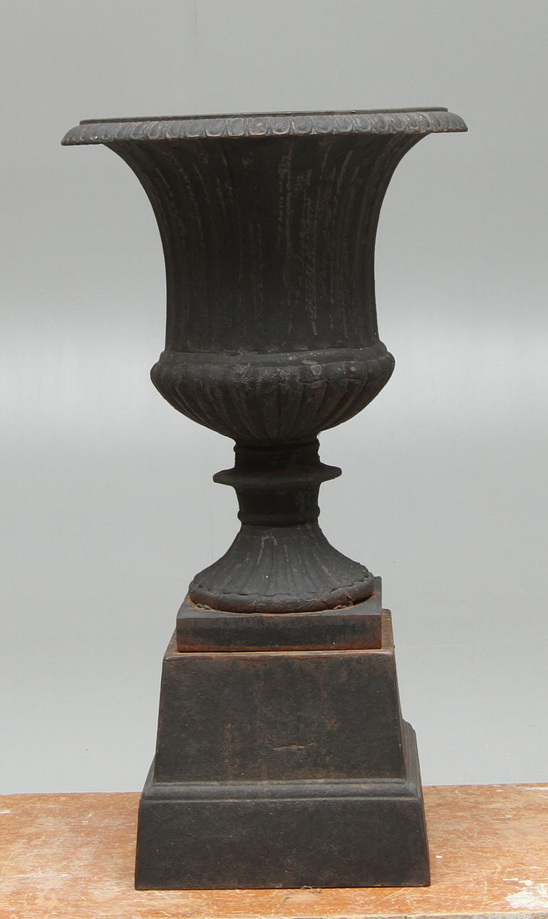 URNA på postament, gjutjärn, 1900-tal.