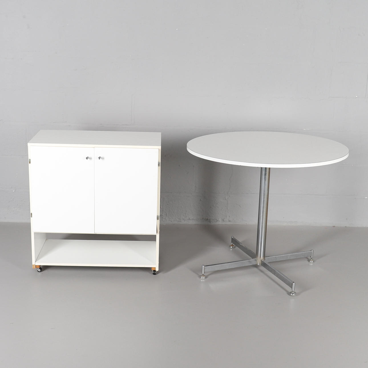 ETT FORMICA TOPP CIRKULÄRT MATBORD.