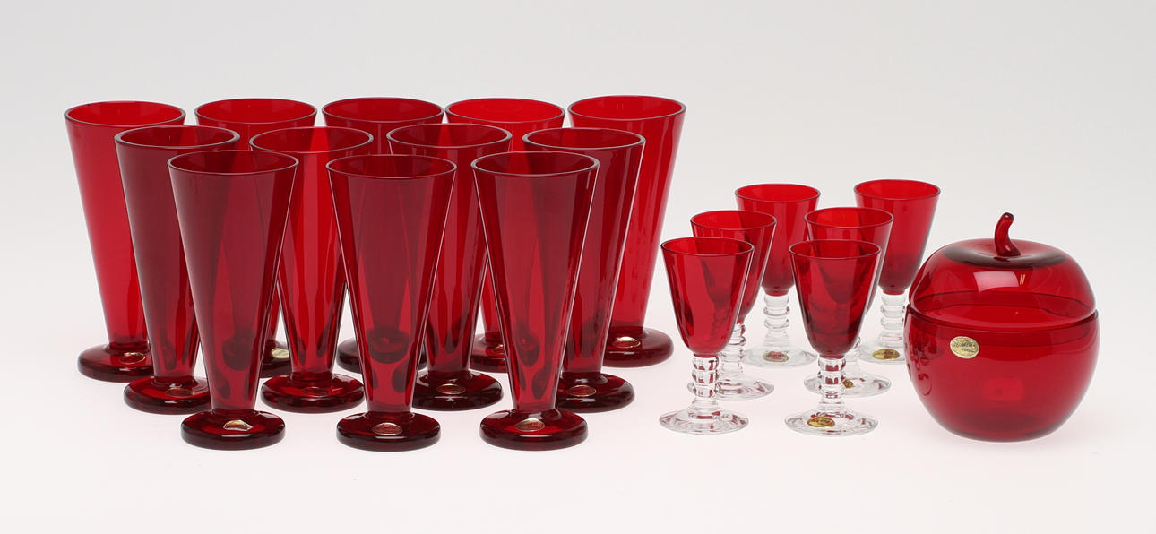 PARTI GLAS REIJMYRE, 19 delar, rödtonat glas. 1900-ta.